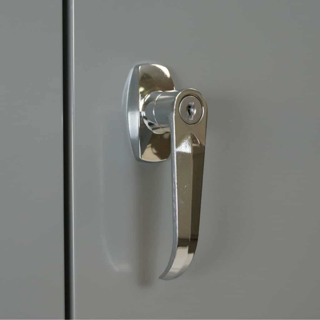 Eepublic 1200 series features chrome handle with lock